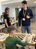 1707_Moritz beim Simultan gegen Großmeister Niclas Huschenbeth.jpeg